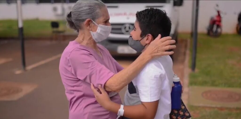 menino-recebe-alta