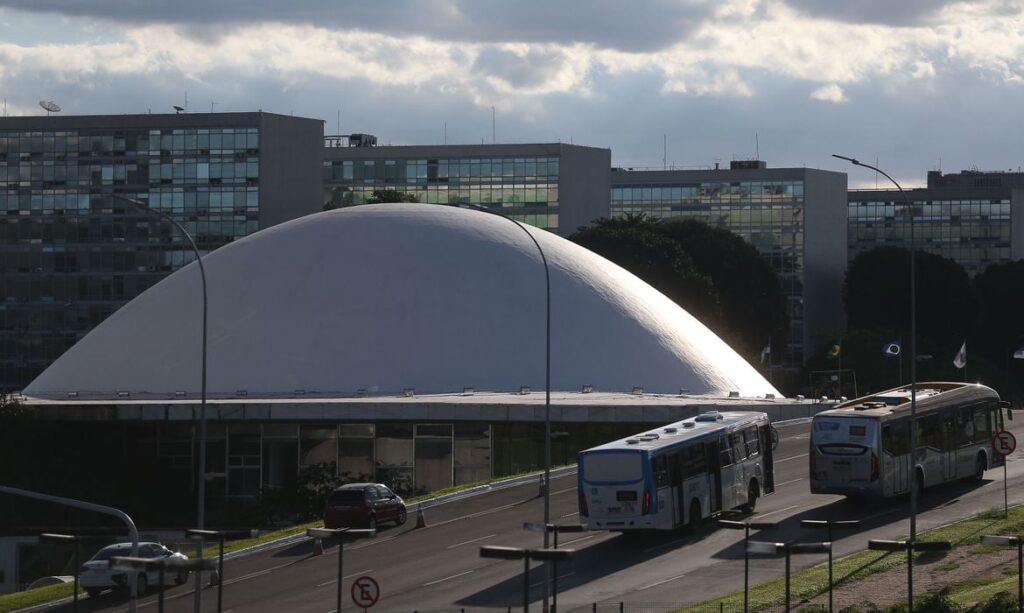 A cúpula menor, voltada para baixo, abriga o Plenário do Senado Federal. A cúpula menor, voltada para baixo, abriga o Plenário do Senado Federal.
