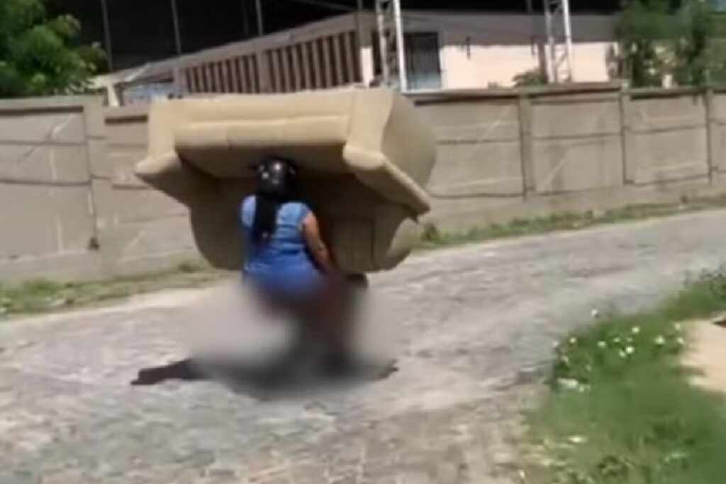 motociclista-carregando-sofa-video