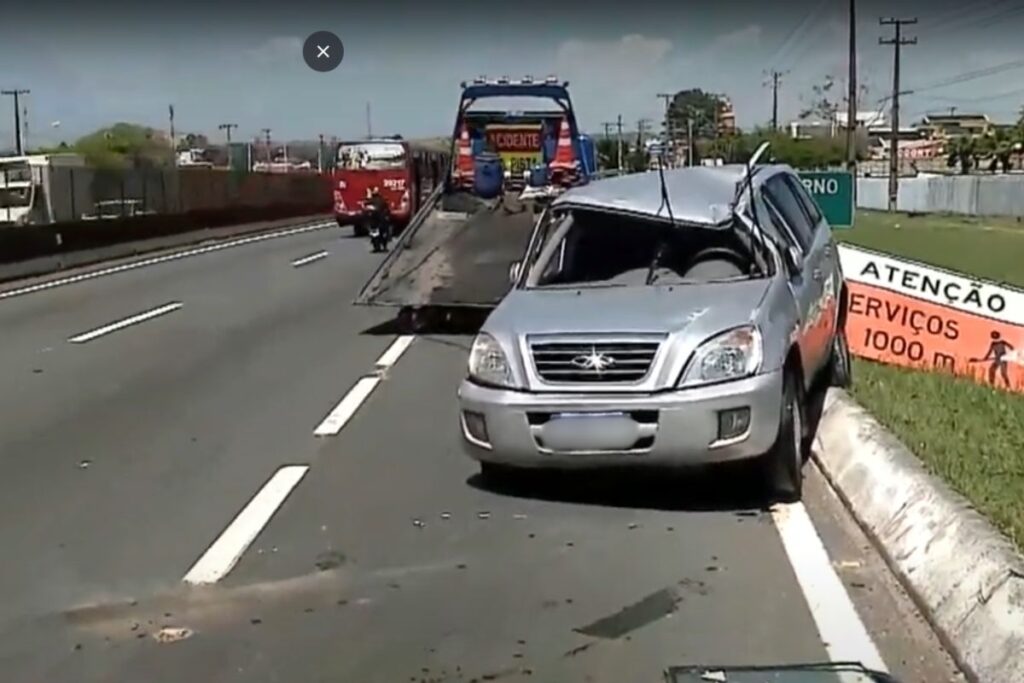 mulher-capota-carro mulher-capota-carro