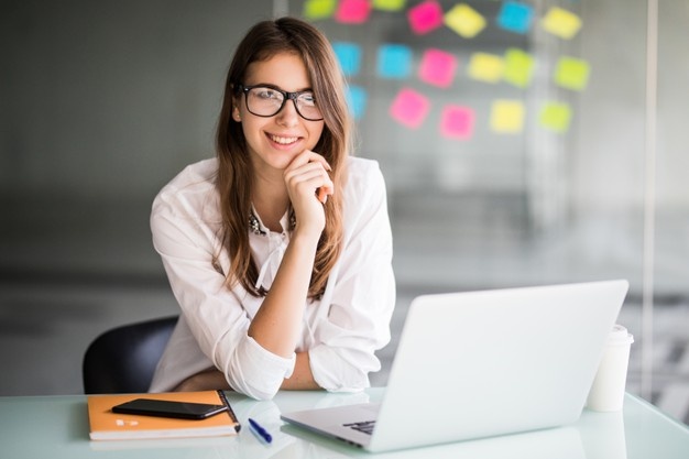 mulher-de-negocios-bem-sucedida-trabalhando-em-um-laptop-e-pensa-em-novas-ideias-em-seu-escritorio-vestida-com-roupas-brancas_231208-4811 mulher-de-negocios-bem-sucedida-trabalhando-em-um-laptop-e-pensa-em-novas-ideias-em-seu-escritorio-vestida-com-roupas-brancas_231208-4811