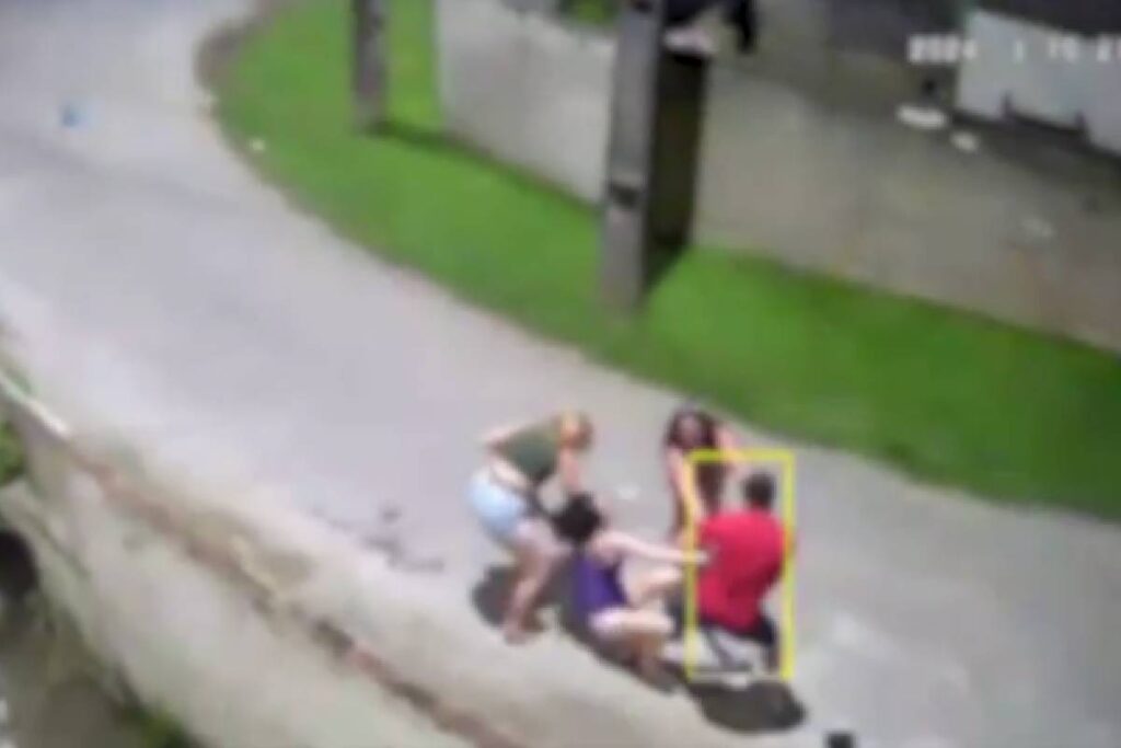 mulher-espancada-por-vizinhos