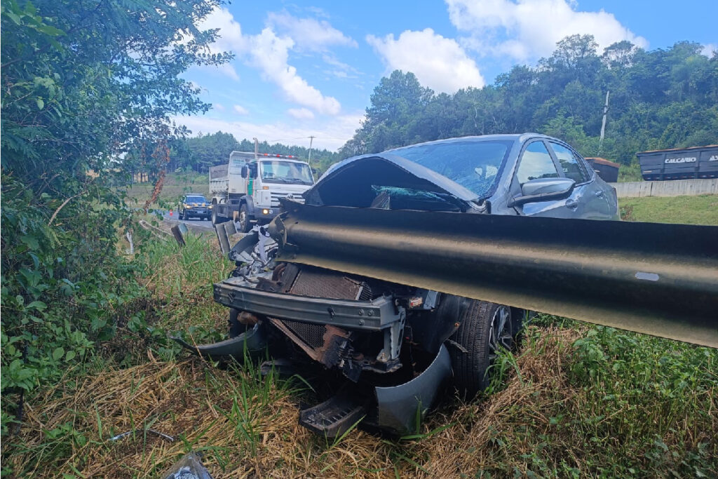 acidente-br-376-mureta-atravessa-carro
