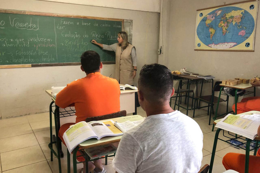 normal_Presos_estudando_2