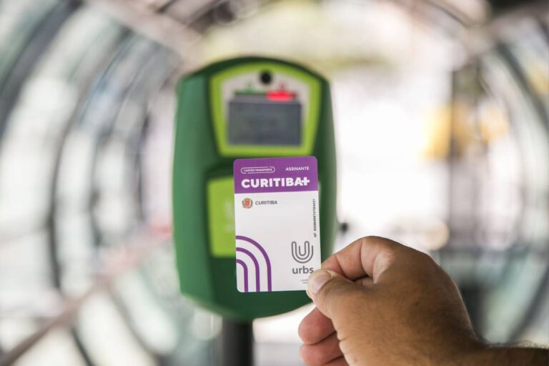 Entenda como funciona o novo cartão-transporte de Curitiba