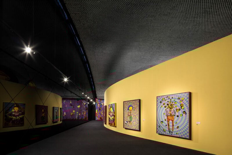 obras_da_exposicao_osgemeos_segredos._credito_eduardo_macarios_1-scaled-e1638386592907 obras_da_exposicao_osgemeos_segredos._credito_eduardo_macarios_1-scaled-e1638386592907
