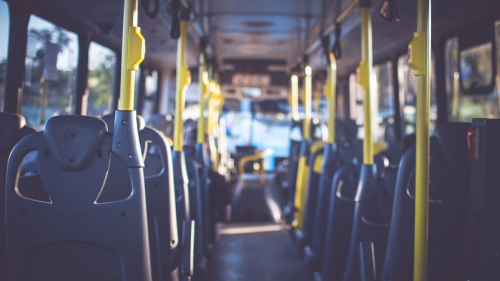 onibus-interno-adobe-stock onibus-interno-adobe-stock