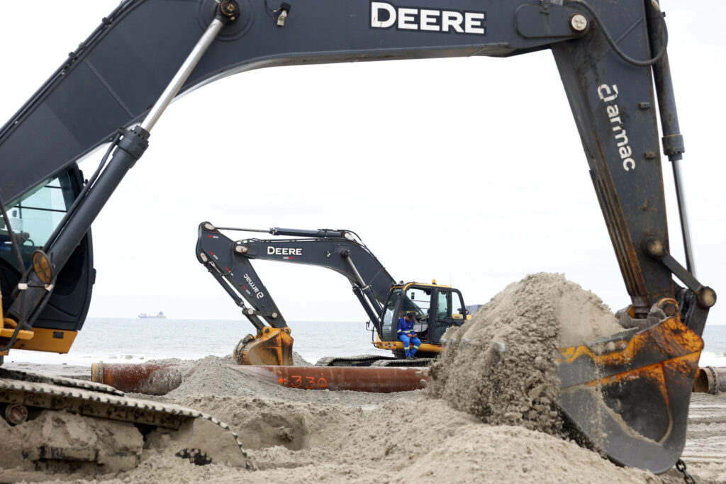 Obras da engorda da orla da praia de Matinhos, Paraná –  O investimento é de quase R$ 315 milhões em um trecho de pouco mais de 6 km de extensão (da praia de Caiobá até o balneário Flórida)