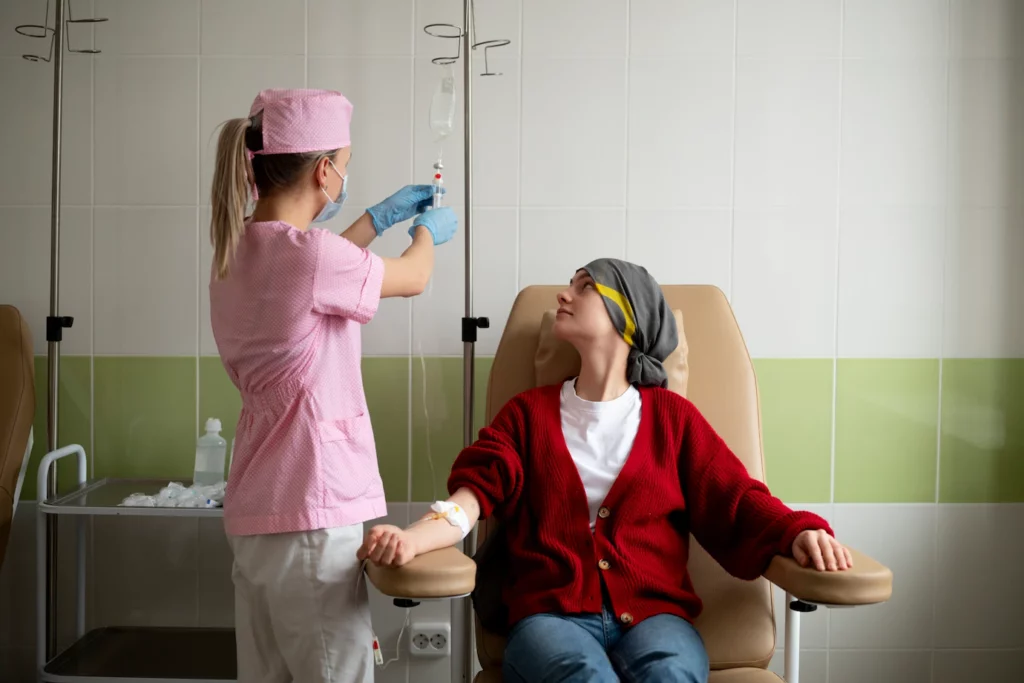 paciente-recebendo-tratamento-de-quimioterapia_23-2149261073
