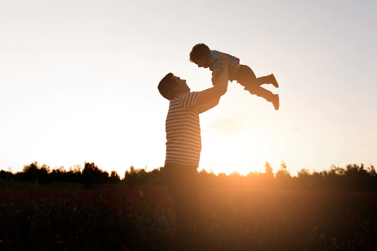 pai-e-filho-que-jogam-no-parque-no-tempo-do-por-do-sol-familia-feliz-se-divertindo-ao-ar-livre_8353-8194 pai-e-filho-que-jogam-no-parque-no-tempo-do-por-do-sol-familia-feliz-se-divertindo-ao-ar-livre_8353-8194