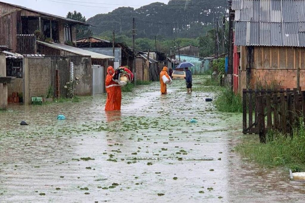 pessoas-afetadas-chuvas-curitiba pessoas-afetadas-chuvas-curitiba