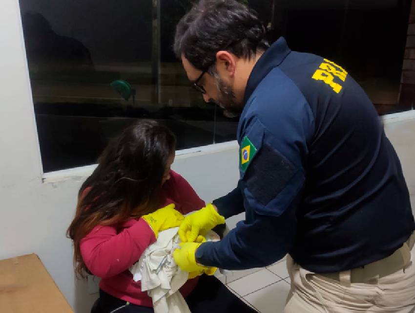 policiais-parto-dentro-de-carro-parana