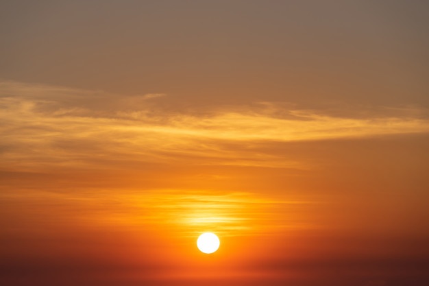 por-do-sol-lindo-ceu-sol-e-nuvens_1150-10228