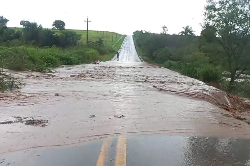 Cheia de rio atinge rodovia entre Douradina e Ivaté Cheia de rio atinge rodovia entre Douradina e Ivaté