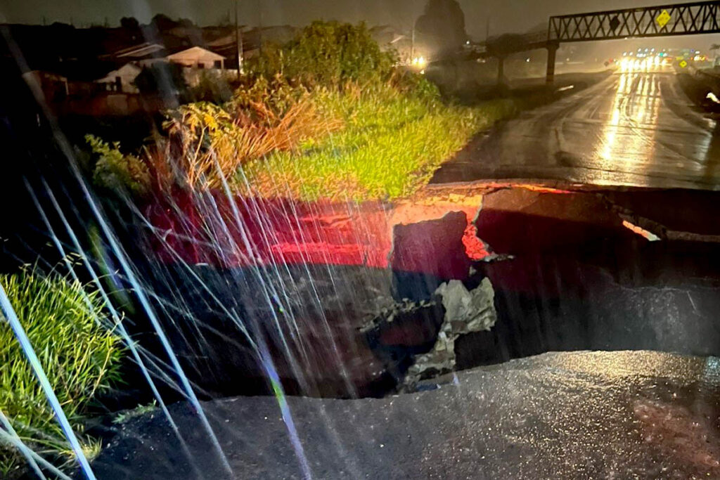 Pavimento da PR-151 cede em Jaguariaíva e tráfego está bloqueado pr-151-bloqueio