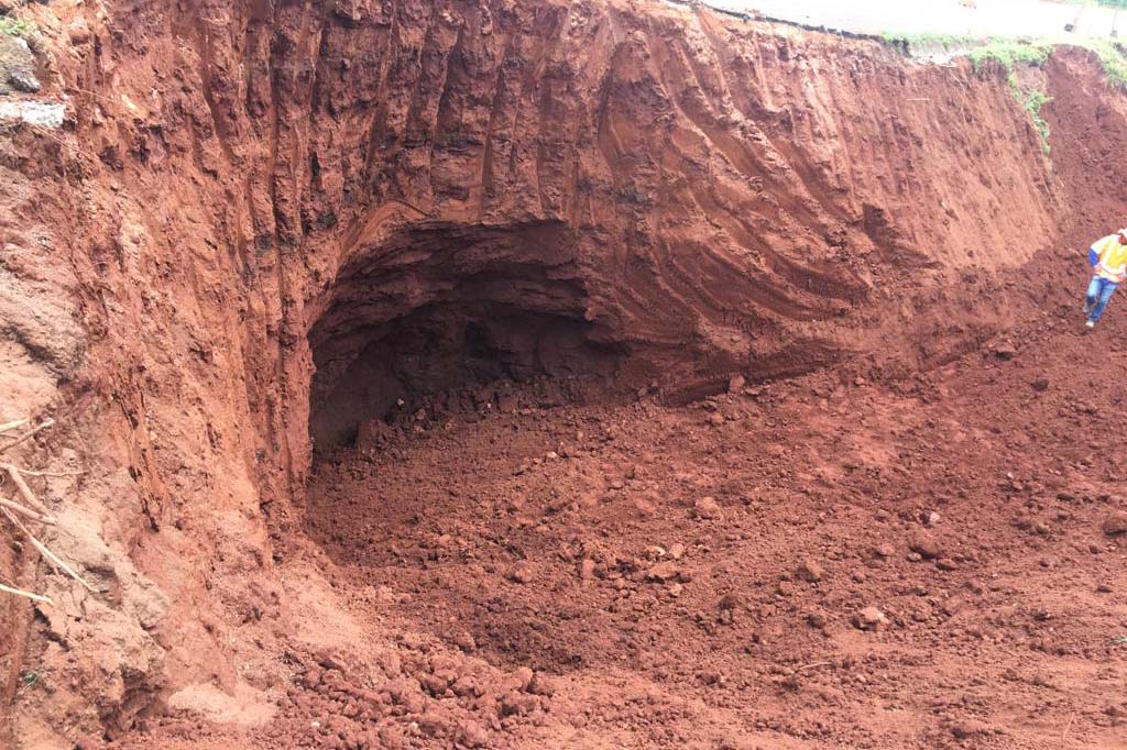 Diagnóstico da PR-445 em Mauá da Serra revela pequena caverna sob pista –