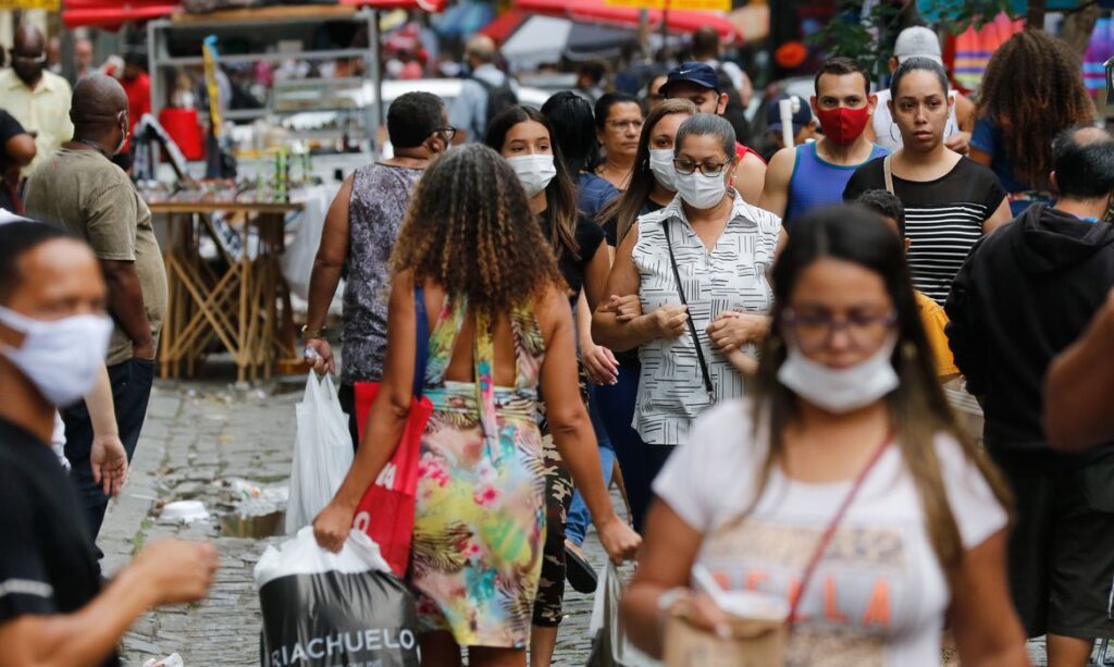 primeiro_dia_de_flexibilizacao_do_uso_de_mascaras_ao_ar_livre_no_estado_do_rio_de_janeiro.2810212694