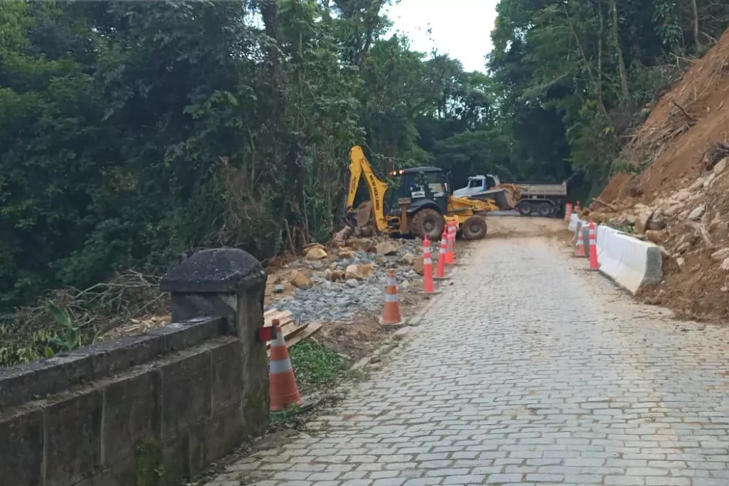 recuperacao_emergencial_da_estrada_da_graciosa_05