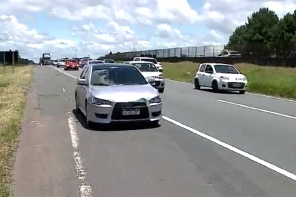 rede-massa-carro-acostamento