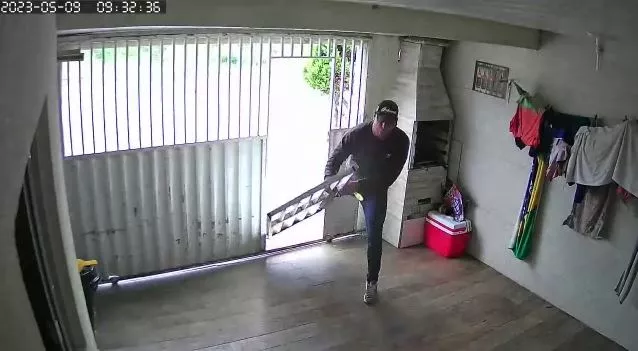 residencia-assalto Vídeo: Homem bate palma e depois arromba portão pra roubar residência