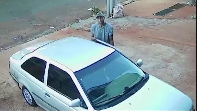 roubo-atrapalhado Um homem roubou um carro de um jeito inusitado em Londrina, no Norte do Paraná