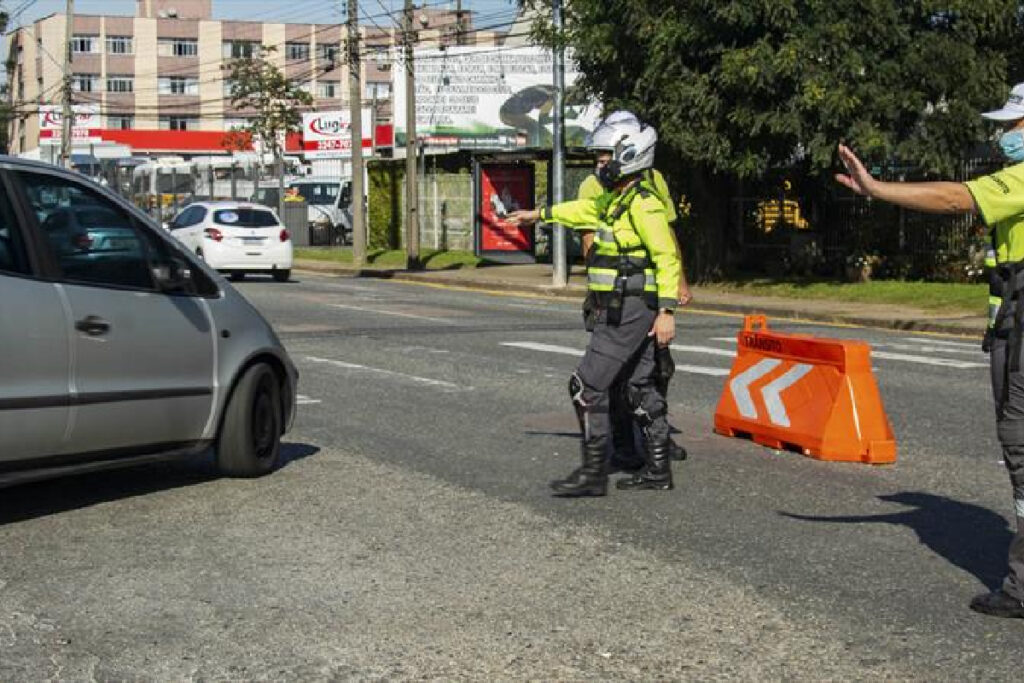 rua-curitiba-bloqueada-obras