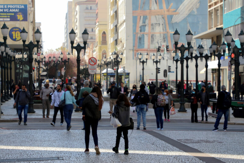rua_xv-pessoas-populacao-parana-scaled-e1672768215370 rua_xv-pessoas-populacao-parana-scaled-e1672768215370
