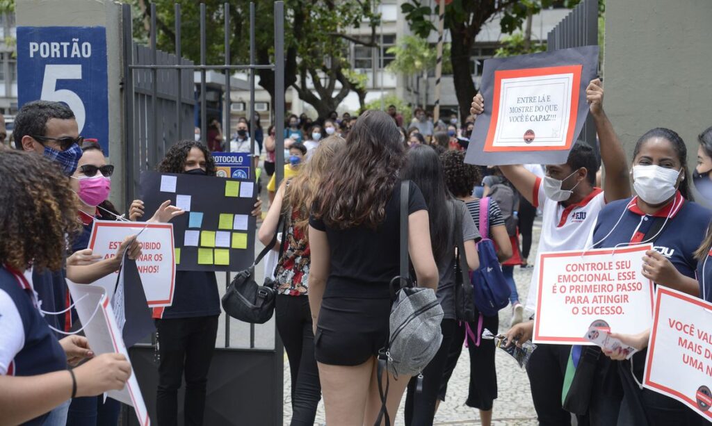 Estudantes chegam para o primeiro dia de prova do Enem 2021. Estudantes chegam para o primeiro dia de prova do Enem 2021.