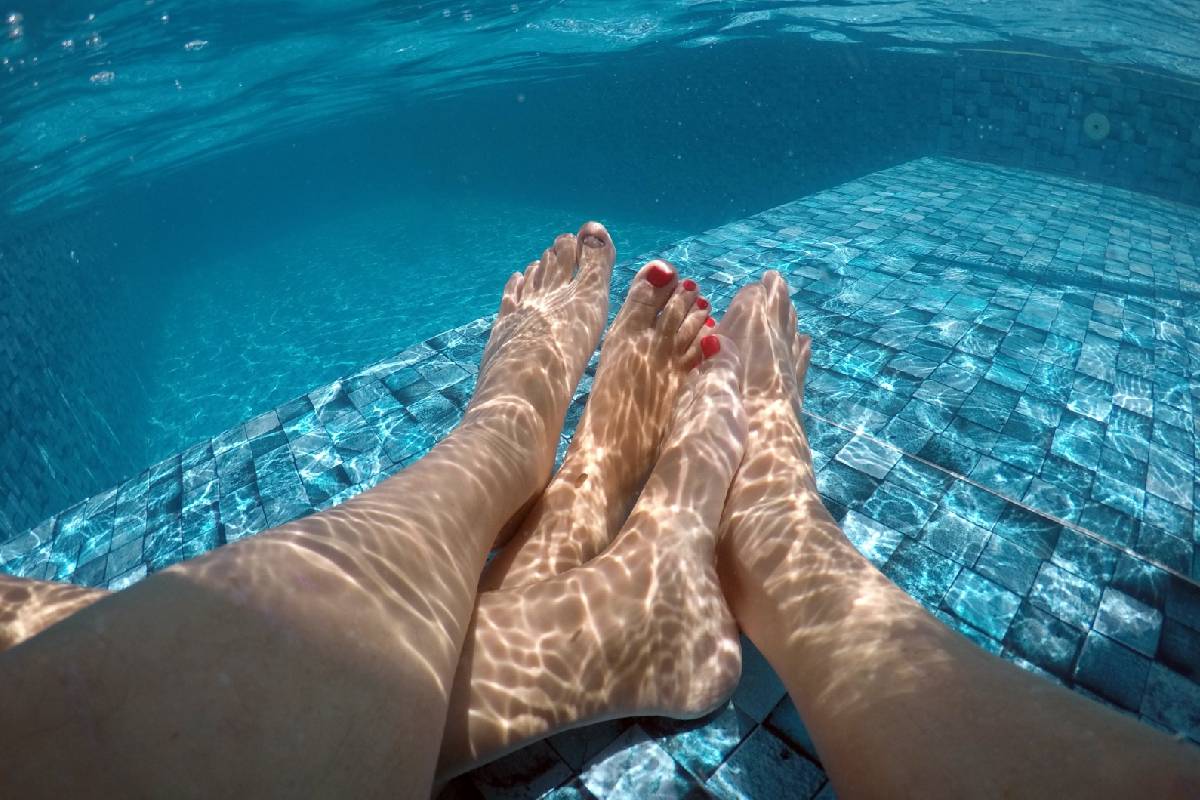 Casal faz sexo em piscina perto de crianças e apanha de vizinhos