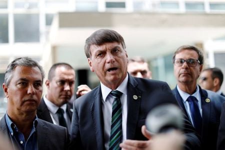 Presidente Bolsonaro fala com jornalistas ao final de janeiro