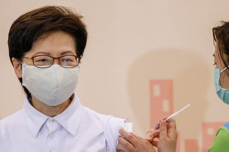 Líder de Hong Kong, Carrie Lam, recebe dose da CoronaVac