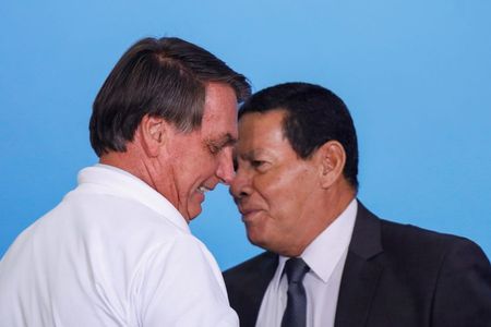 O vice-presidente Hamilton Mourão ao lado de Bolsonaro