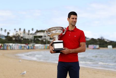 Novak Djokokic posa com troféu do Aberto da Austrália