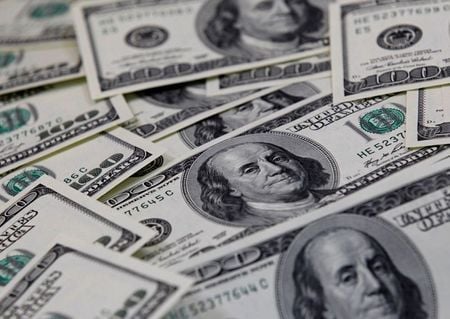 Dólar reduz alta, mas ainda sobe 1% com risco político