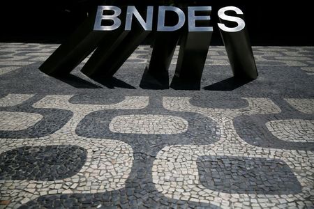 Logo do BNDES em frente ao prédio do banco no Rio de Janeiro Logo do BNDES em frente ao prédio do banco no Rio de Janeiro