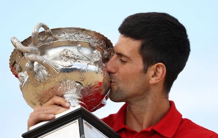 Novak Djokovic com título do Aberto da Austrália Novak Djokovic com título do Aberto da Austrália