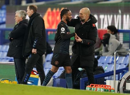 Pep Guardiola cumprimenta Raheem Sterling após substituí-lo durante partida entre Manchester City e Everton pelo Campeonato Inglês Pep Guardiola cumprimenta Raheem Sterling após substituí-lo durante partida entre Manchester City e Everton pelo Campeonato Inglês