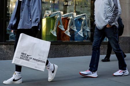 Consumidores fazem compras na 5ª Avenida, em Nova York, EUA Consumidores fazem compras na 5ª Avenida, em Nova York, EUA