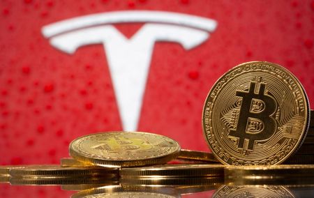 Ilustração com logo da Tesla e representação da moeda virtual Bitcoin Ilustração com logo da Tesla e representação da moeda virtual Bitcoin