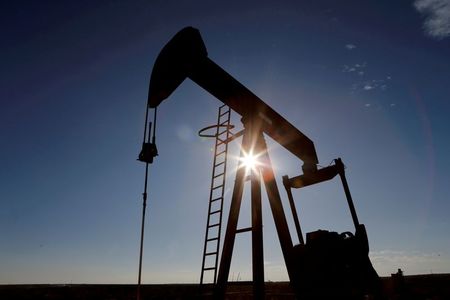 Bombeamento de petróleo no condado de Loving, Texas (EUA) Bombeamento de petróleo no condado de Loving, Texas (EUA)