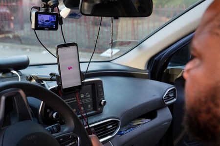 Motorista de aplicativos em Nova York, EUA Motorista de aplicativos em Nova York, EUA