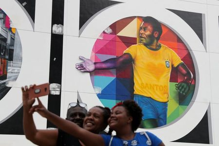 Fãs tiram foto em frente a mural de Pelé em Santos Fãs tiram foto em frente a mural de Pelé em Santos