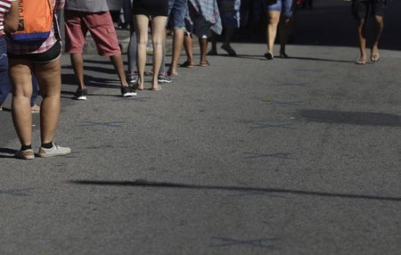 Pessoas fazem fila em agência da Caixa no Rio de Janeiro para receber pagamento do auxílio emergencial Pessoas fazem fila em agência da Caixa no Rio de Janeiro para receber pagamento do auxílio emergencial