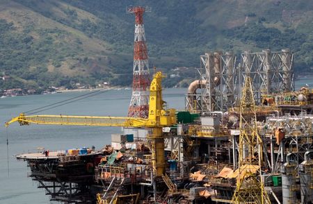 Plataforma da Petrobras durante fase de construção no litoral do Rio de Janeiro Plataforma da Petrobras durante fase de construção no litoral do Rio de Janeiro