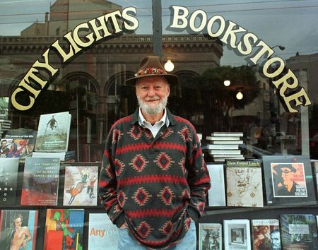 Lawrence Ferlinghetti em sua livraria em San Francisco Lawrence Ferlinghetti em sua livraria em San Francisco
