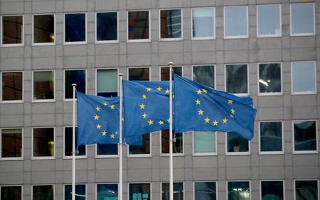 Bandeiras da UE do lado de fora da sede da Comissão Europeia em Bruxelas Bandeiras da UE do lado de fora da sede da Comissão Europeia em Bruxelas