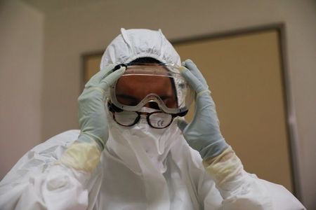 Enfermeira Inês Lopes se prepara para o trabalho em hospital de Lisboa Enfermeira Inês Lopes se prepara para o trabalho em hospital de Lisboa
