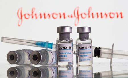 Frascos rotulados como de vacina contra Covid-19 em frente ao logo da Johnson and Johnson em foto de ilustração Frascos rotulados como de vacina contra Covid-19 em frente ao logo da Johnson and Johnson em foto de ilustração