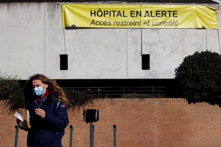 Cartaz alerta sobre alerta em hospital por causa da pandemia de Covid-19 em Dunkirk, na França Cartaz alerta sobre alerta em hospital por causa da pandemia de Covid-19 em Dunkirk, na França