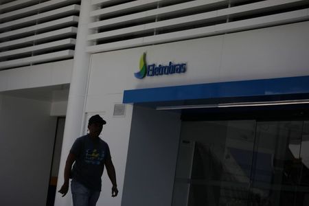 Pedestre em frente à sede da Eletrobras, no Rio de Janeiro Pedestre em frente à sede da Eletrobras, no Rio de Janeiro
